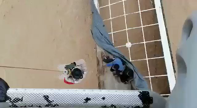 شاهد.. محاولة إنقاذ بهيلكوبتر لأشخاص عالقين وسط سيول إعصار شاهين بعمان