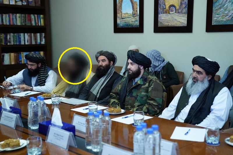 شاهد.. طالبان تثير الجدل بـ "تظليل" وجه شخص شارك في اجتماع أمني!