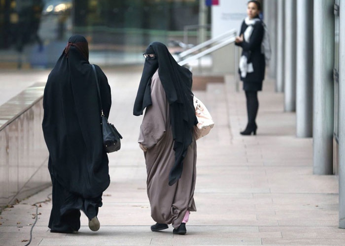 بعد مقتل امرأة مسلمة.. خدمة جديدة لحماية النساء الوحيدات من الاعتداء في بريطانيا