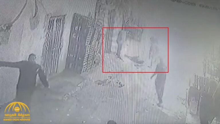 بالفيديو: جريمة بشعة توثقها كاميرات المراقبة تثير ضجة في مصر