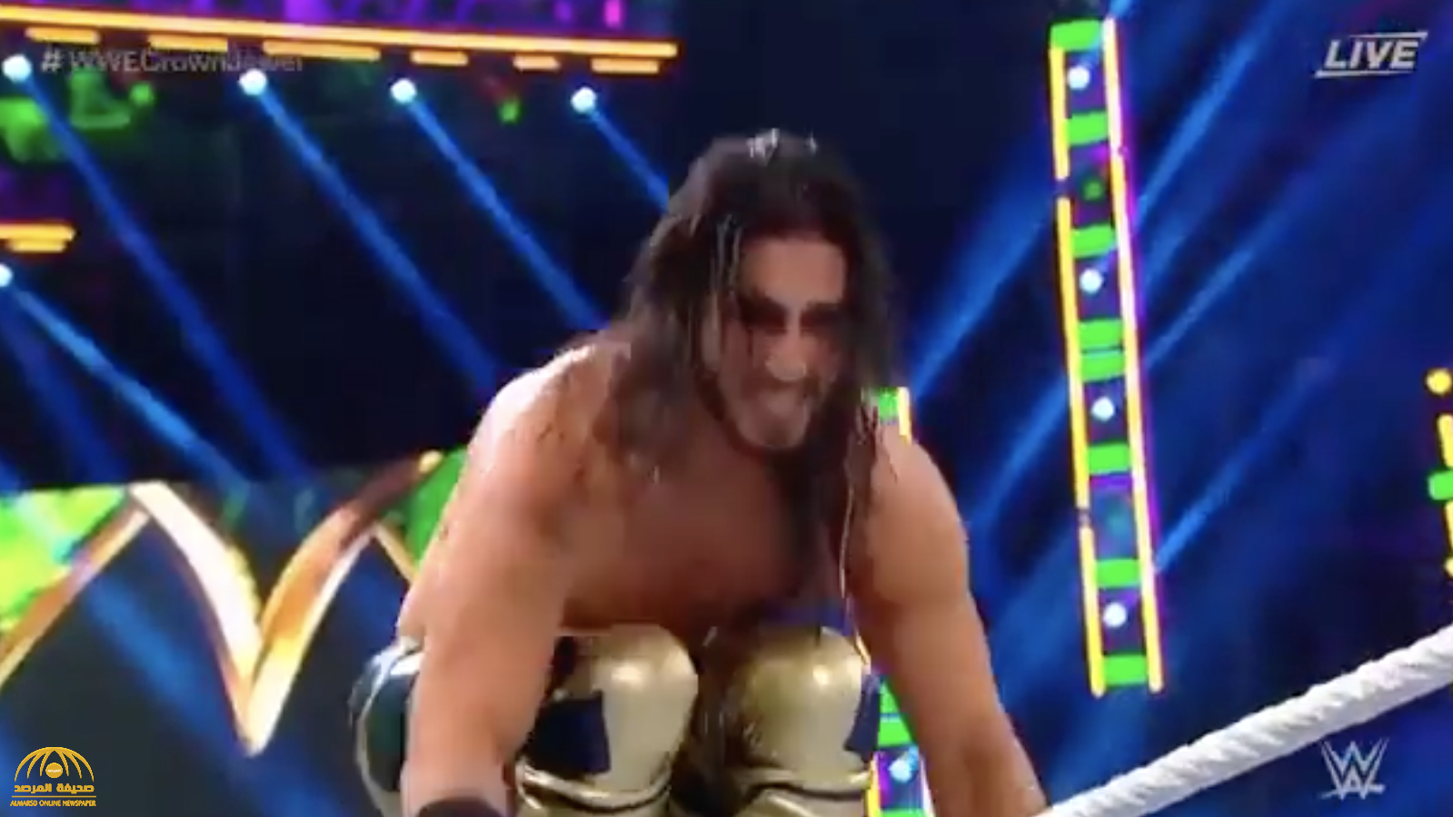 شاهد.. لحظة فوز المصارع منصور الشهيل في "WWE كراون جول" على خصمه الأمريكي