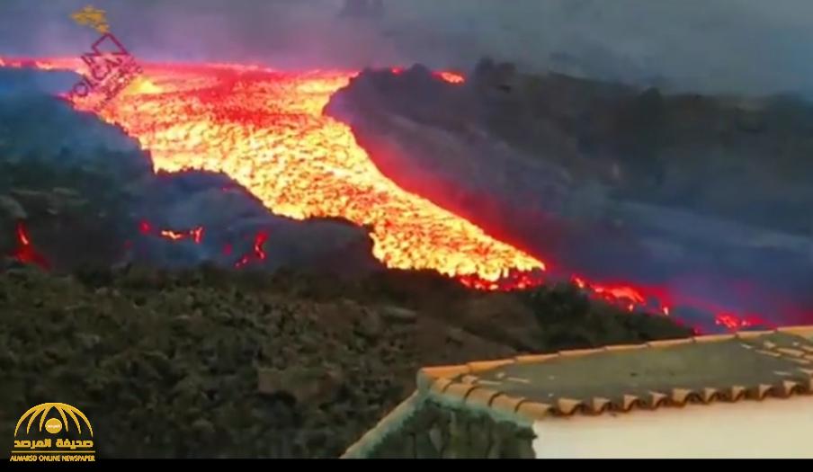لحظات مرعبة.. شاهد: تسونامي الحمم البركانية يلتهم منازل بلدة في إسبانيا