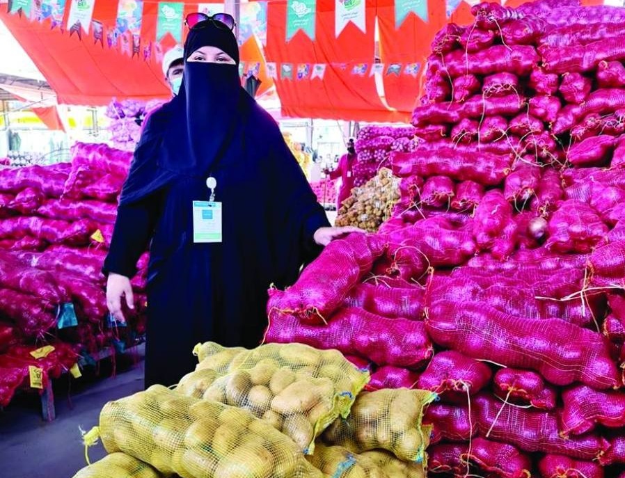 بالصور.. أول امرأة سعودية تحصل على رخصة "دلالة" في سوق الخضار والفاكهة بجدة