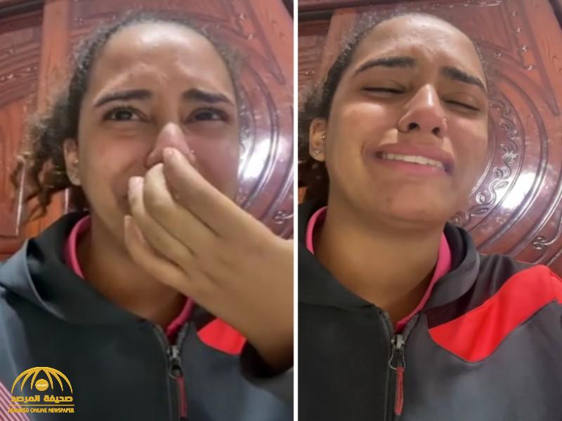 شاهد: فتاة مصرية تبكي بعد تعرضها للتحرش على يد رجل مسن داخل أتوبيس!