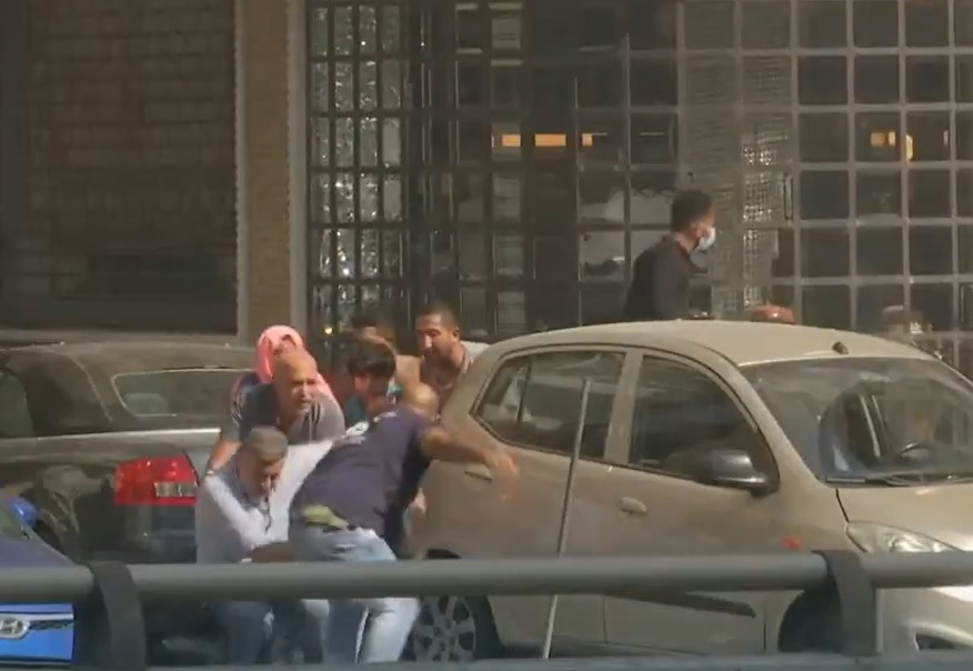 شاهد.. لحظة إنقاذ عائلة محتجزة بسبب تبادل إطلاق النار في بيروت