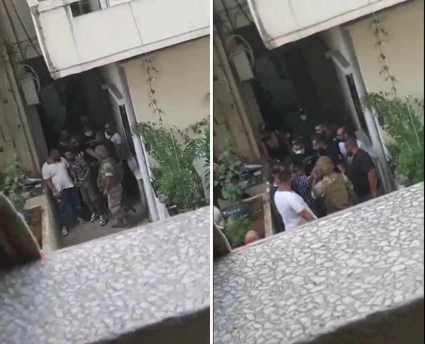 شاهد.. لحظة إلقاء القبض على أحد القناصين اختبأ في مبنى سكني في منطقة عين الرمانة ببيروت