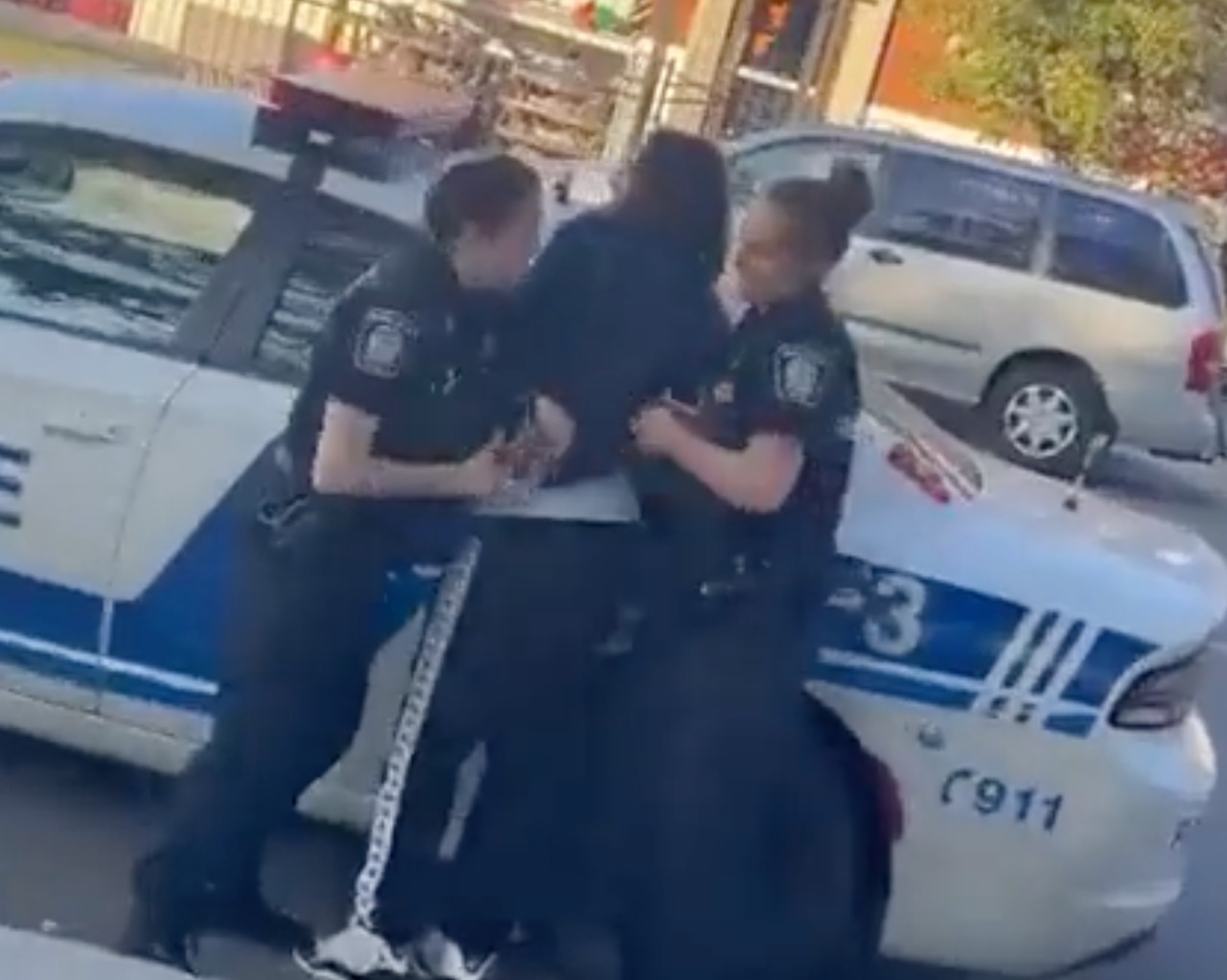 شاهد: شرطيتان تلقيان القبض على كندي مطلوب للعدالة.. وأثناء تقيد يده بـ"الكلبش" حدثت المفاجأة !