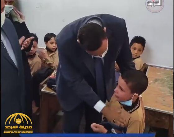 شاهد : طفل يفاجئ مسؤول مصري بطلب غير متوقع في أول يوم دراسة.. والأخير : "متعيطش"