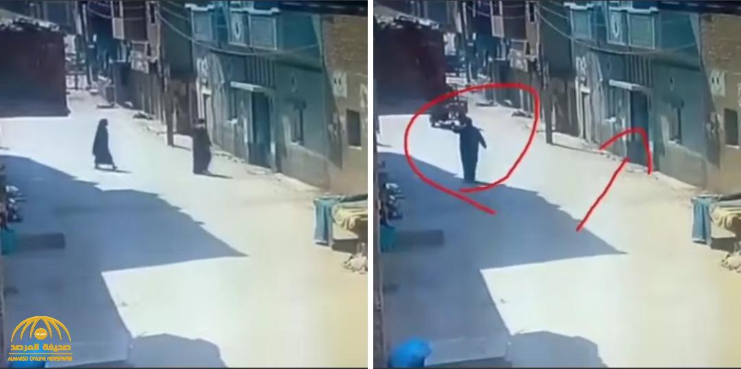 مصر.. شاهد: كاميرا ترصد قاتلة جارتها المسنة ووضعها داخل كيس بلاستيك وإخراجها من المنزل