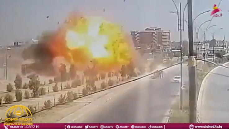 شاهد.. لحظة انفجار سيارة مفخخة أمام مقر شرطة الأنبار في العراق