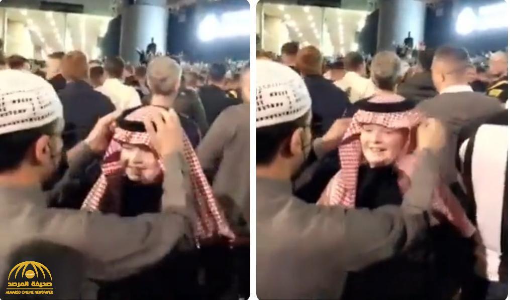 شاهد: شاب سعودي يضع شماغه وعقاله على طفل إنجليزي من مشجعي نيوكاسل