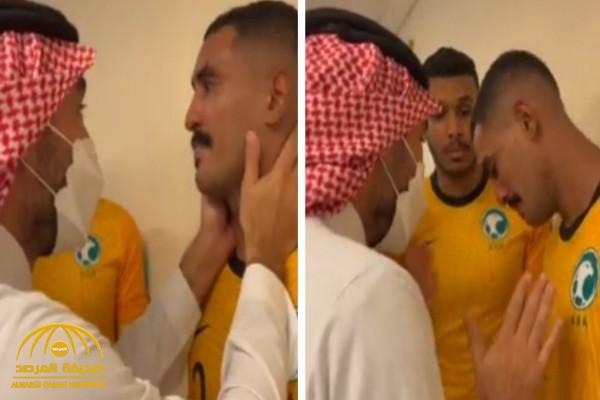 شاهد.. ردة فعل وزير الرياضة عندما رأى "القرني" يبكي بعد مباراة السعودية والصين