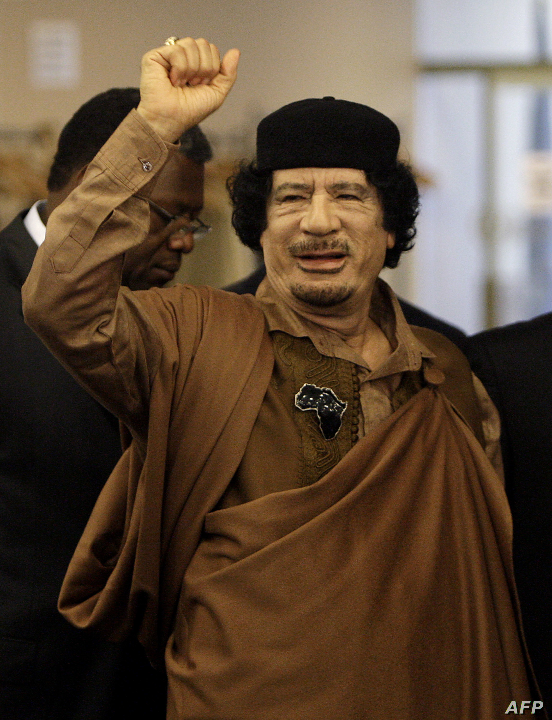 "كان محاصراً في المجاري".. صحفي فرنسي يكشف تفاصيل جديدة عن الساعات الأخير من حياة  "القذافي"