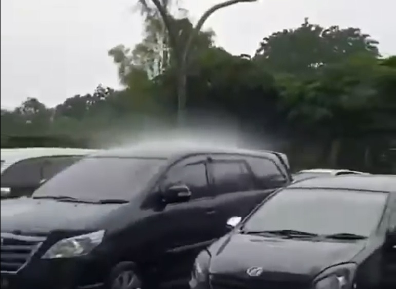 شاهد: "ظاهرة غريبة ".. أمطار تنهمر على سيارة واحدة دون عشرات السيارات الملاصقة لها