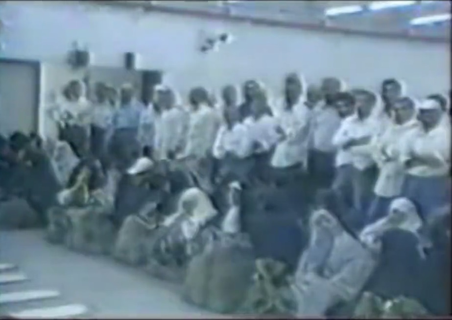 شاهد.. فيديو قديم يوثق لحظة ضبط شحنة متفجرات في حقائب الحجاج الإيرانيين قبل 35 عاماً