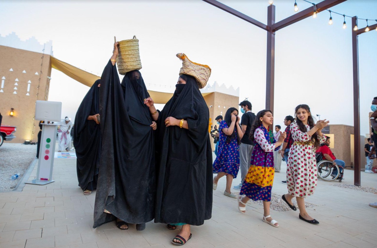 شاهد : "قرية زمان" تضم "دكاكين تراثية" ورقصات شعبية تعود بزوار موسم الرياض 2021 للحياة القديمة