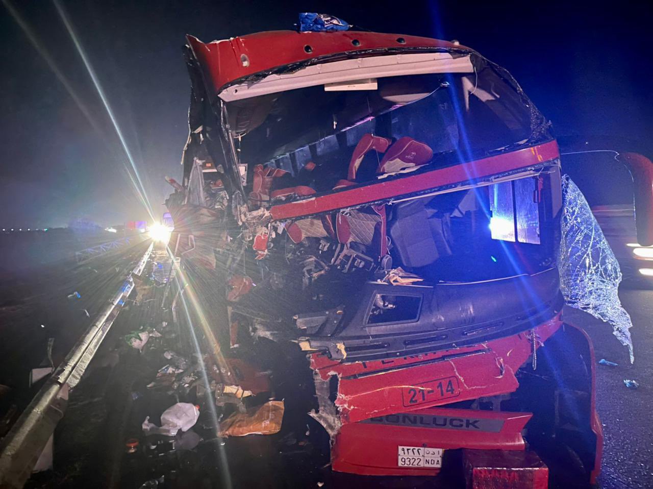 حادث مروع .. اصطدام "باص" مع شاحنة على طريق الهجرة والكشف عن عدد الوفيات والمصابين - صور