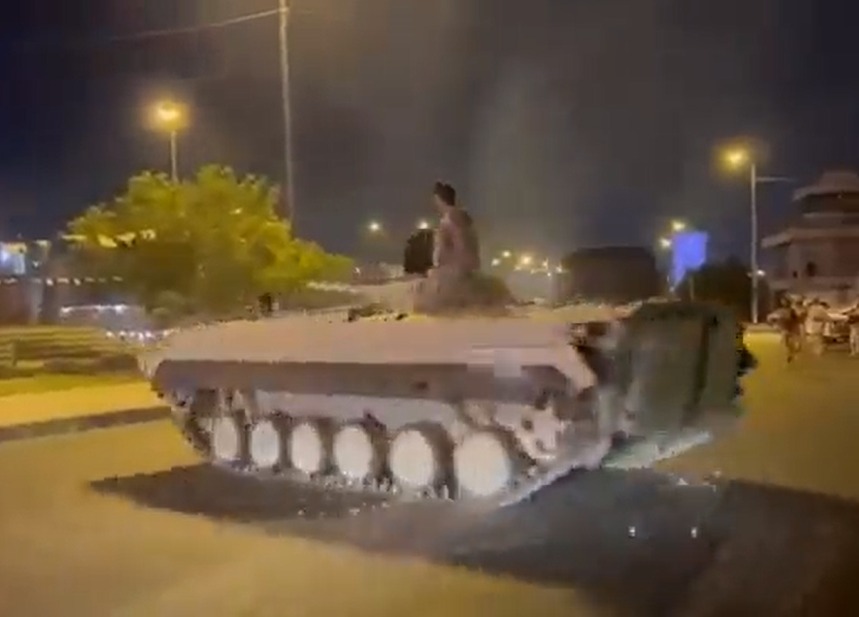 شاهد: جندي عراقي يستعرض بدبابة ويفحط بها وسط بغداد