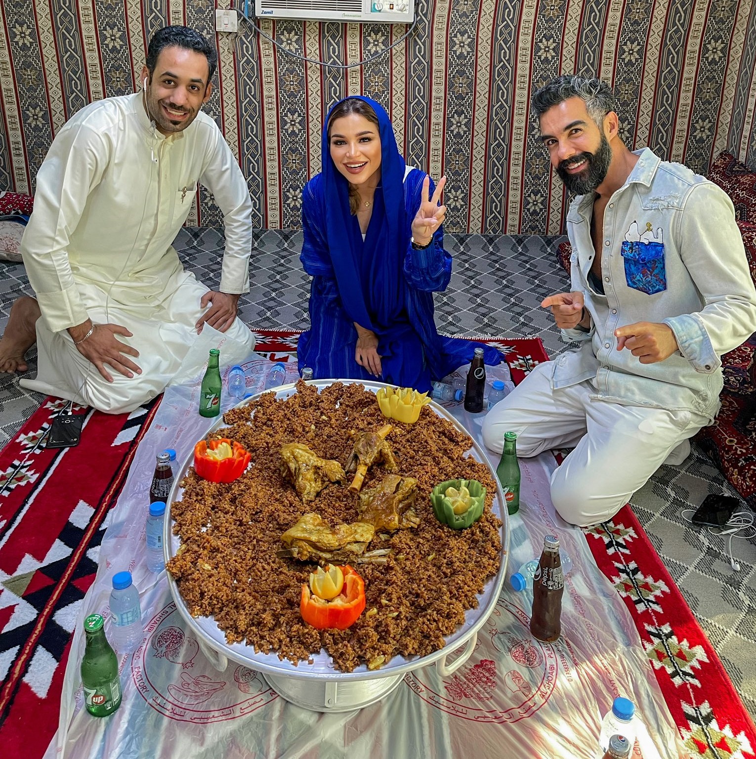 شاهد : الكويتية "نهى نبيل" توثق زيارتها إلى الأحساء وتتناول أشهر الأطعمة