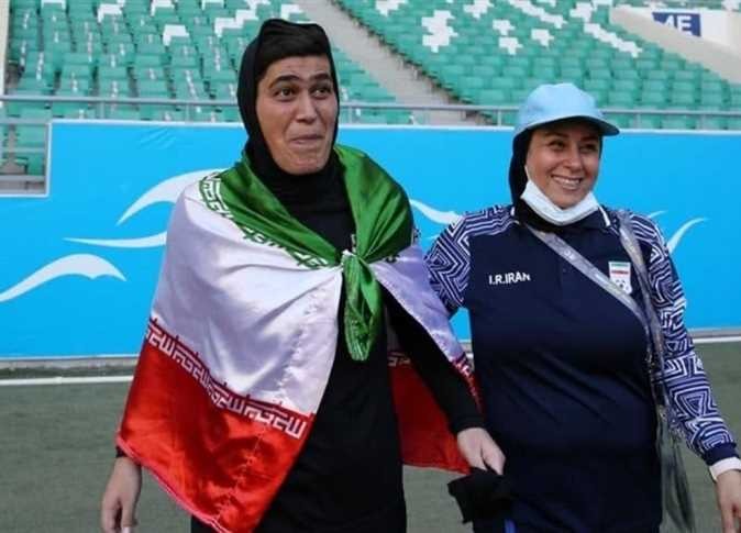 "بعد التشكيك بأنها امرأة  "..شاهد: طهران تدعم حارسة المنتخب الإيراني على طريقتها الخاصة