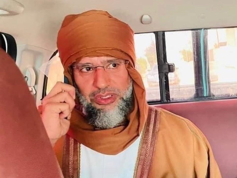 شاهد: صورة جديدة متداولة لسيف الإسلام القذافي يحاول إخفاء يده المصابة