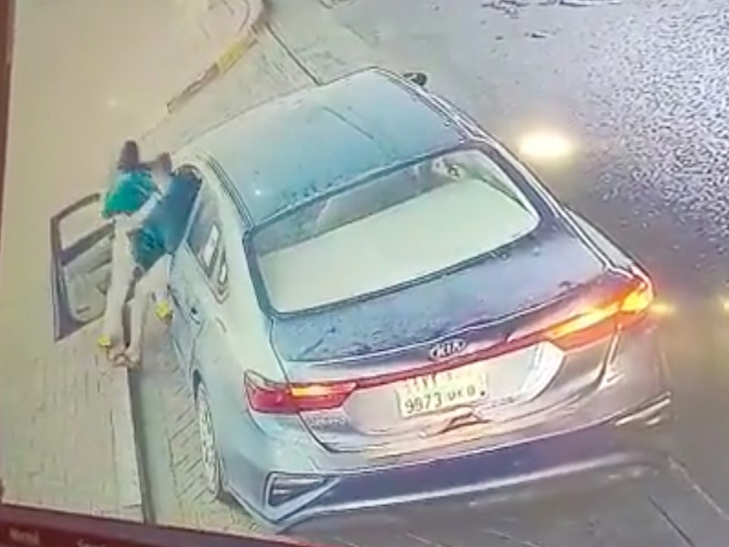 شاهد: شخص يحاول اختطاف فتاة ويدخلها سيارته بالقوة في الخبر..  والمارة ينقذونها في آخر لحظة