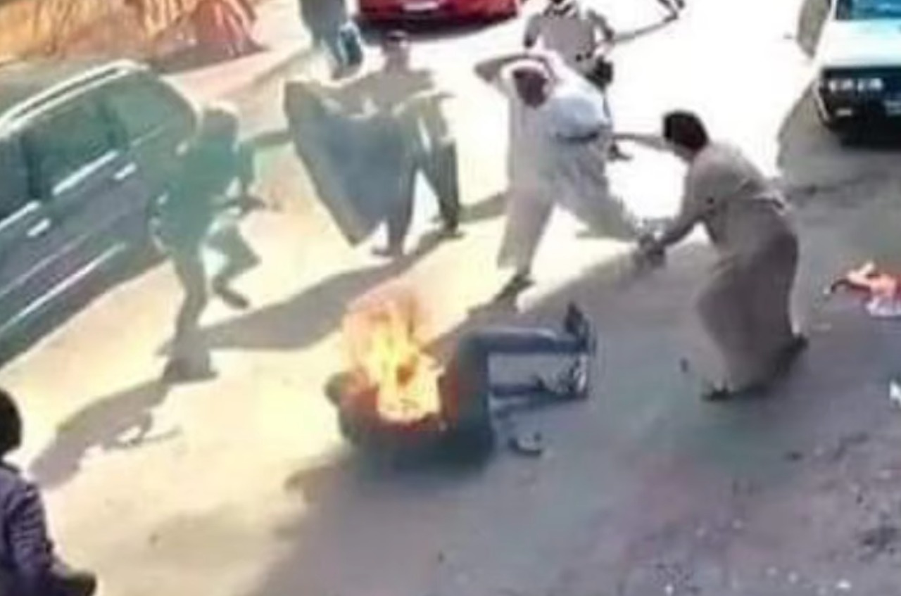 شاهد: مصري يسكب البنزين على ابن شقيقه ويشعل النار فيه بسبب خلاف على 20 جنيه في حدائق القبة