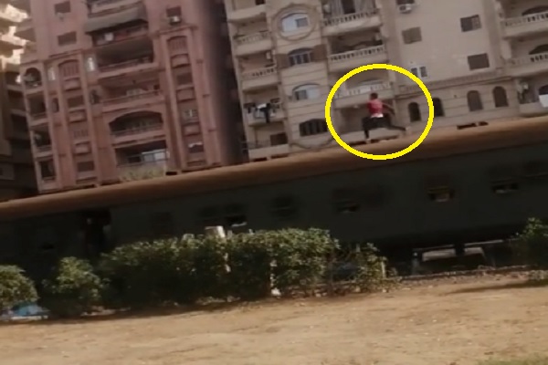 مصر.. شاهد: طفل يقلد لعبة "صب واي" ويركض أعلى سطح قطار وهو يسير