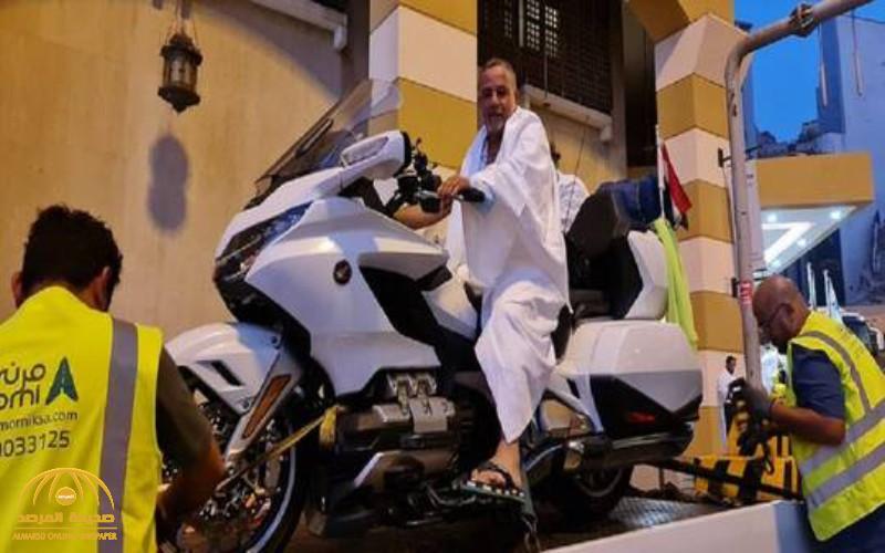 شاهد.. مصري ستيني يسافر من القاهرة إلى مكة بدراجته النارية لأداء العمرة