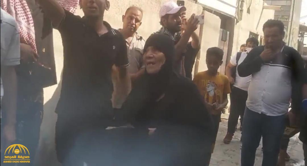 شاهد.. والدة المصور العراقي صفاء غالي ترقص في الشارع بعد النطق بإعدام قاتلي ابنها في البصرة