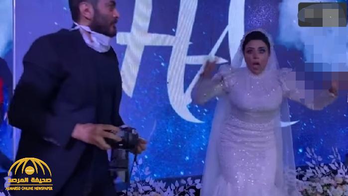 شاهد رد فعل العروس.. تامر حسني يتنكر في هيئة مصور صحفي ويفاجئ عروسين في حفل زفافهما