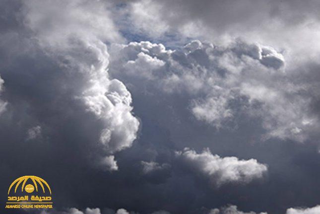 “الأرصاد” تكشف توقعات حالة الطقس اليوم: سحب رعدية ورياح نشطة على هذه المناطق