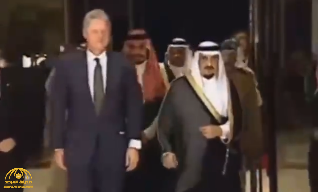 شاهد.. فيديو نادر للملك فهد أثناء استقبال الرئيس الأمريكي "بيل كلينتون".. والكشف عن مكان وتاريخ المناسبة