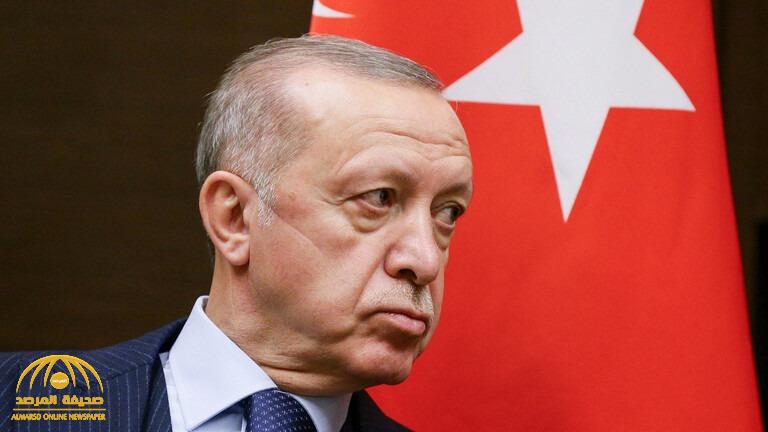 شاهد: أردوغان يتسلم خريطة لـ"العالم التركي" تضم أراضي تابعة لدول أخرى!
