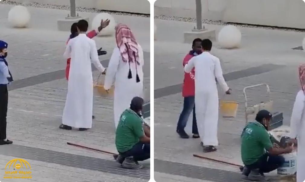 شاهد.. شاب قطري يعتدي على عامل في أحد المجمعات