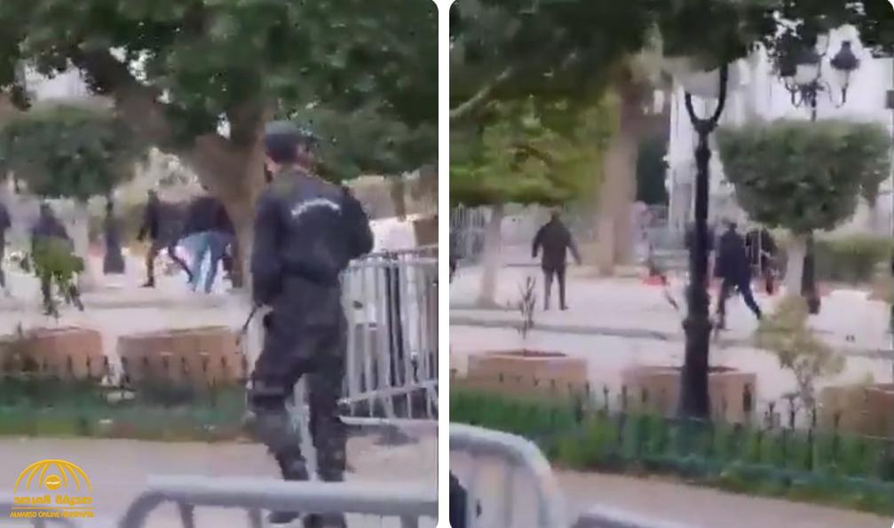 تونس.. شاهد: شخص يحمل سكين يحاول اقتحام مقر وزارة الداخلية.. والشرطة تطلق عليه النار