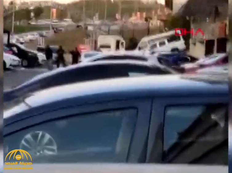 كأنها حرب شوارع.. شاهد: لحظة هجوم مسلح على معرض سيارات في إسطنبول وسقوط قتلى
