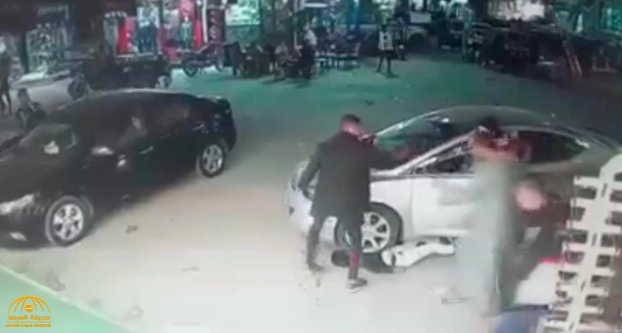 مصر: شاهد.. سائق يدهس طفلًا ويمرّ فوق جسده ثم ينتبه أنه أسفل الإطارات بعد نزوله من السيارة