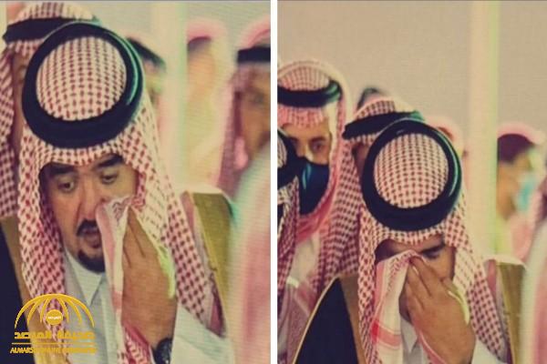 شاهد: صورة مؤثرة للأمير عبد العزيز بن فهد وهو يبكي على وفاة ابن عمه سعود بن عبد الرحمن