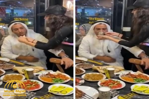 بعد المقاطعة السعودية.. شاهد: مطعم في تركيا يلجأ إلى حيلة غريبة لجذب الزبائن العرب 