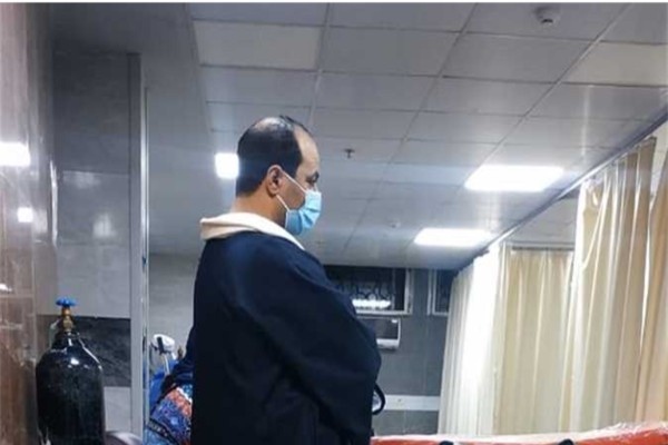 شاهد: مسؤول مصري يتخفى بعباءة وجلباب داخل أحد المستشفيات.. وبعد لقائه بالعاملين كانت المفاجأة!