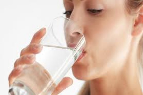 خبير تغذية يكشف عن خطورة الإفراط في شرب الماء