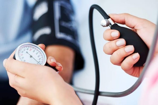 طبيب بريطاني يكشف عن طريقة غريبة لخفض ضغط الدم والسكر