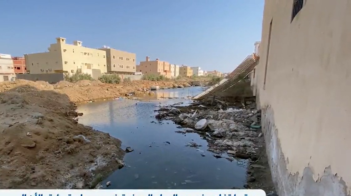 شاهد: حي بجدة يعاني من تسرب المياه الجوفية إلى المنازل وتخريب الطرق والبنى التحتية