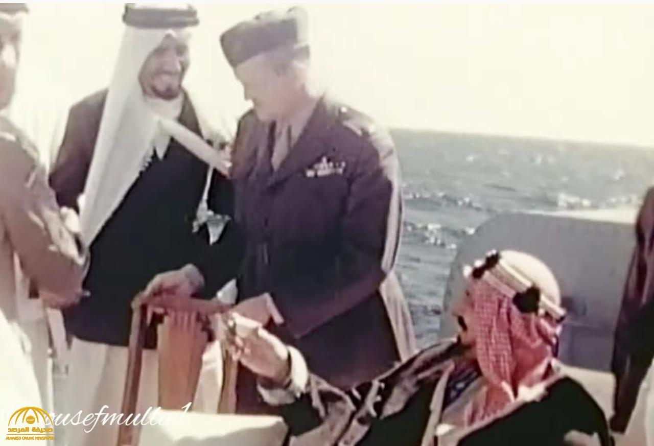 شاهد فيديو نادر.. الملك عبد العزيز يطلب من قائد عسكري أمريكي الجلوس بجانبه لتناول القهوة العربية