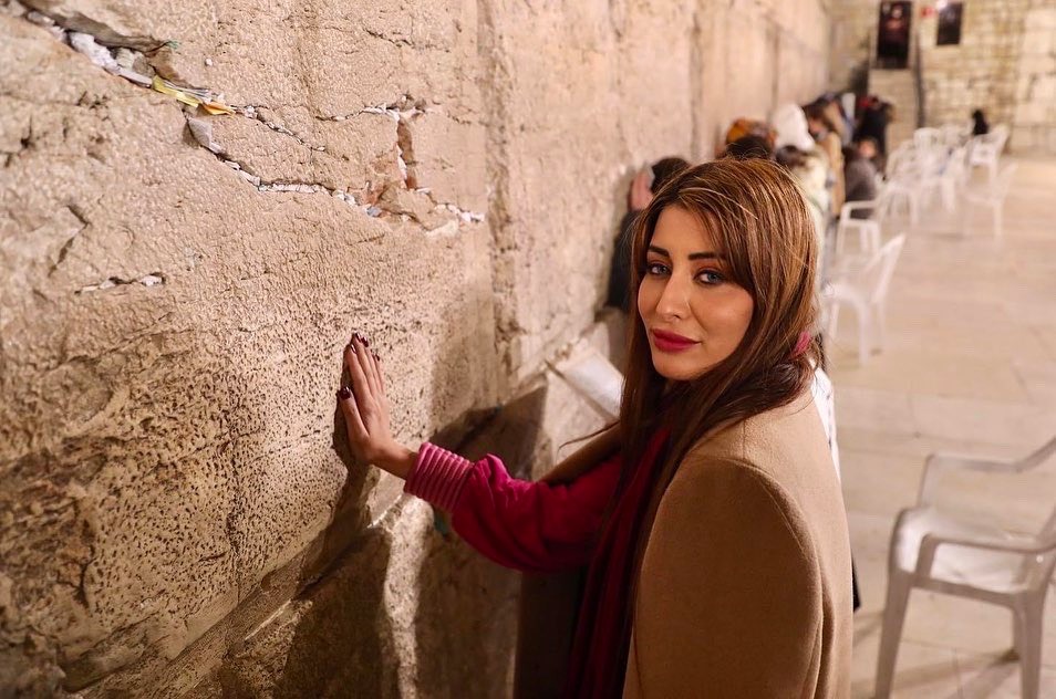 شاهد.. ملكة جمال العراق  السابقة على حائط المبكى: “سأفتقد مدينتي المفضلة في إسرائيل”!
