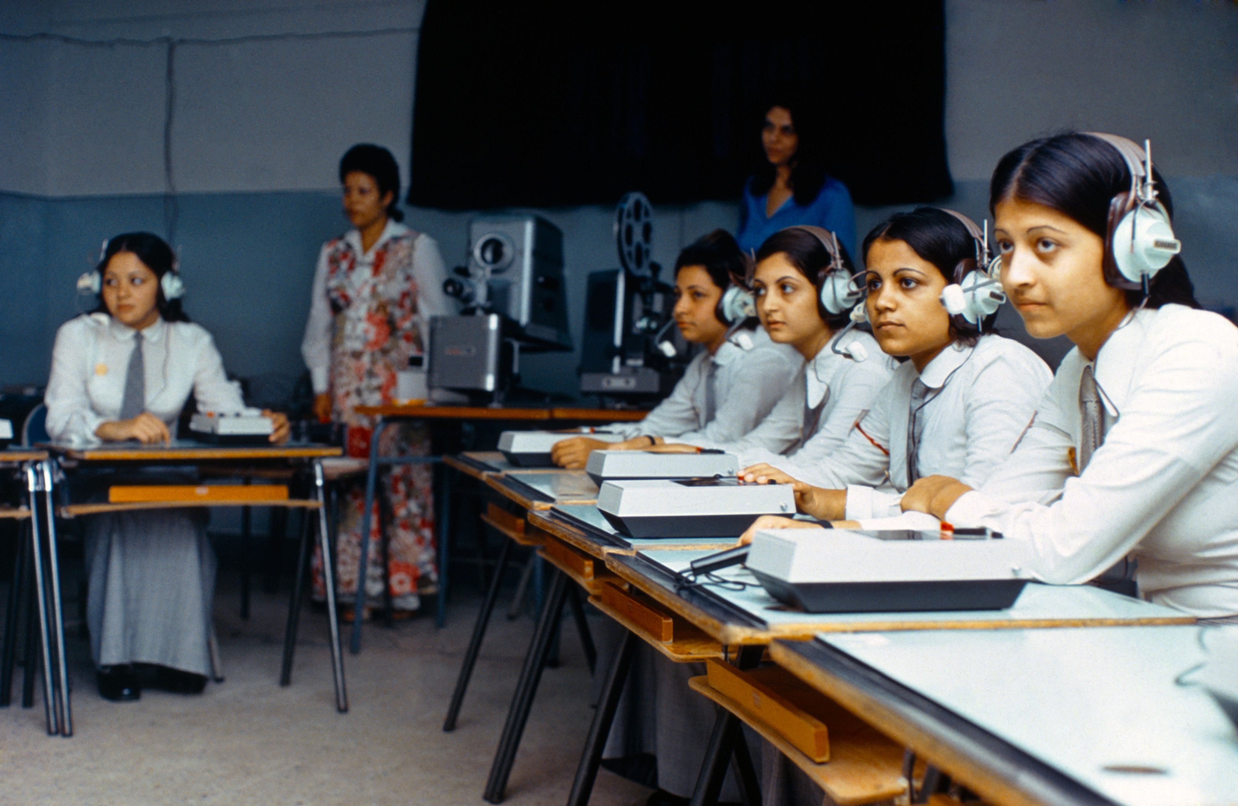 شاهد: صورة نادرة لطالبات في مدرسة بجدة.. والكشف عن تاريخ التقاطها