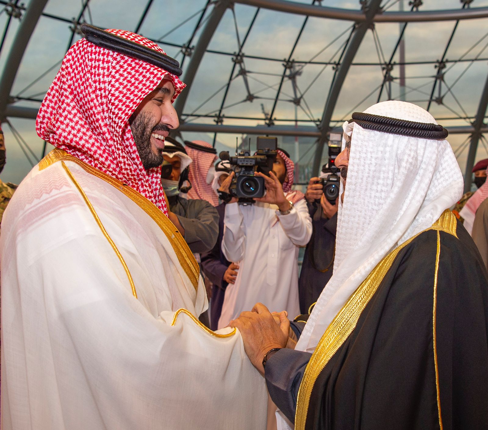 شاهد:  لحظة وصول الأمير "محمد بن سلمان" للكويت وفي مقدمة مستقبليه ولي عهد الكويت