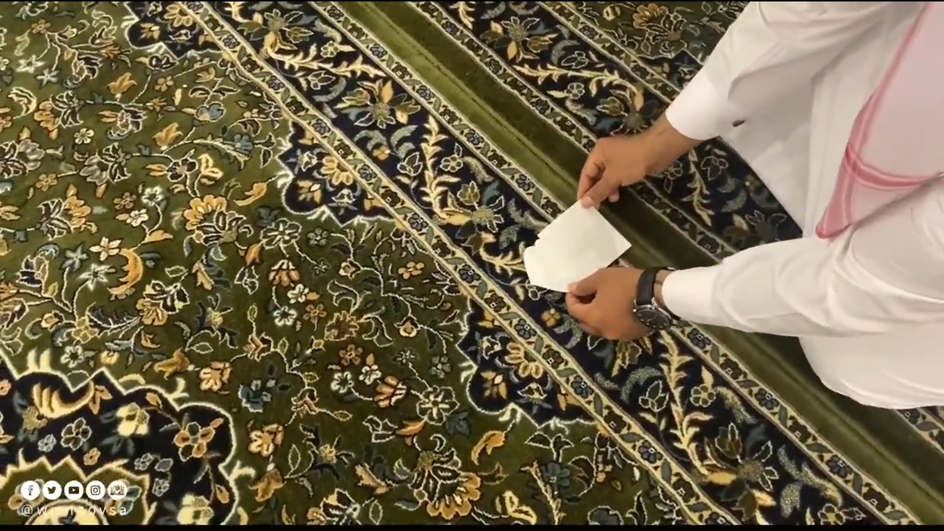 شاهد .. إعادة وضع علامات التباعد الجسدي بين المصلين في المسجد النبوي