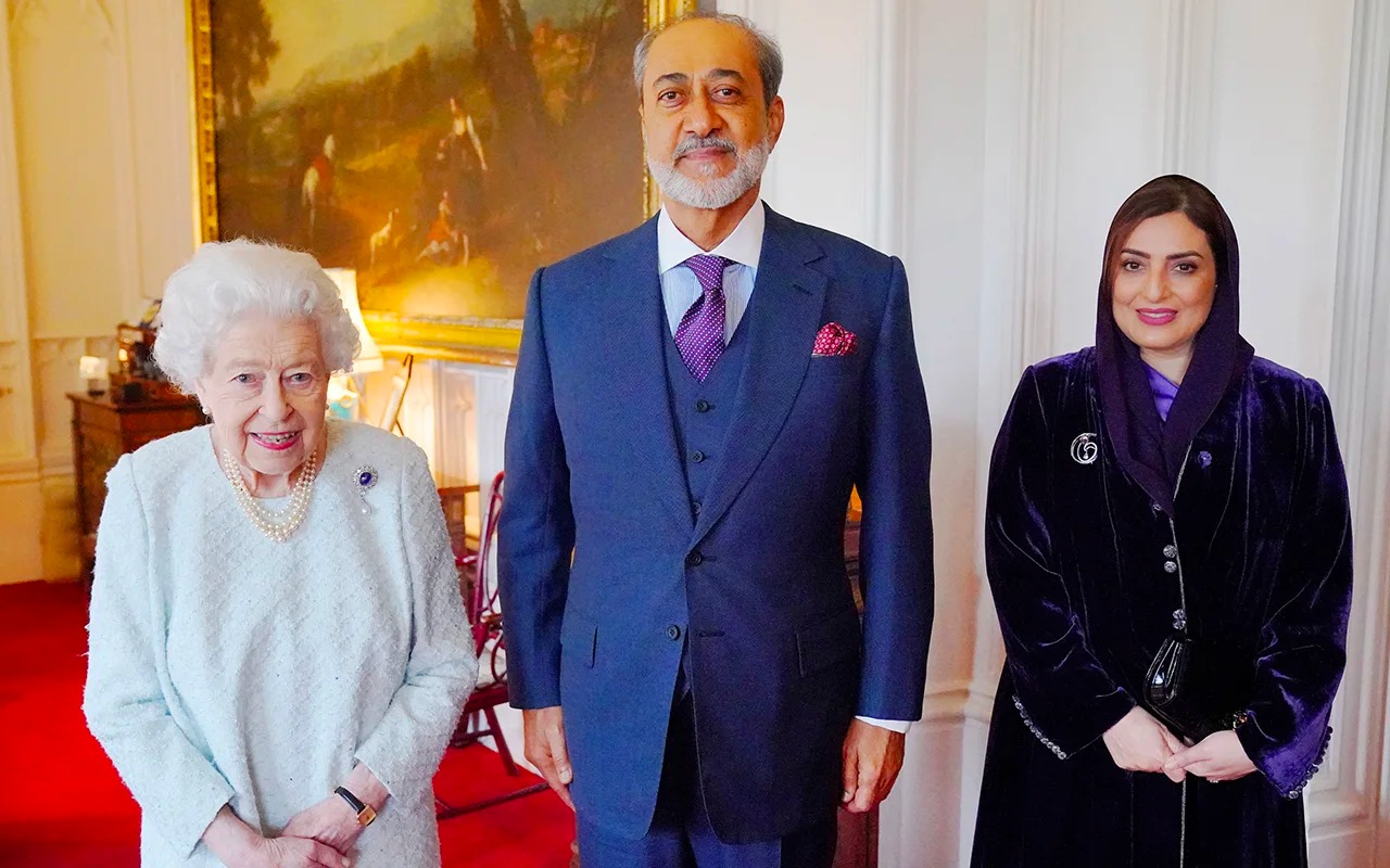 بالصور: ملكة بريطانيا تستقبل سلطان عُمان وزوجته.. وتمنحه وسام الفارس